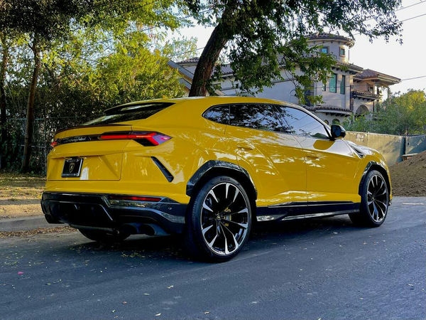 Lamborghini Urus angle 3